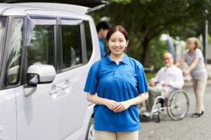 A caregiver who picks up and picks up the elderly in a long-term care taxi